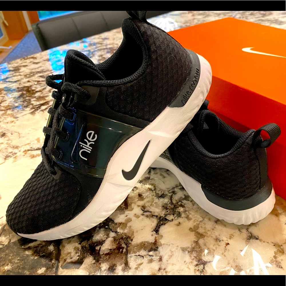 Nike women’s black sneaker size 7.5 like new